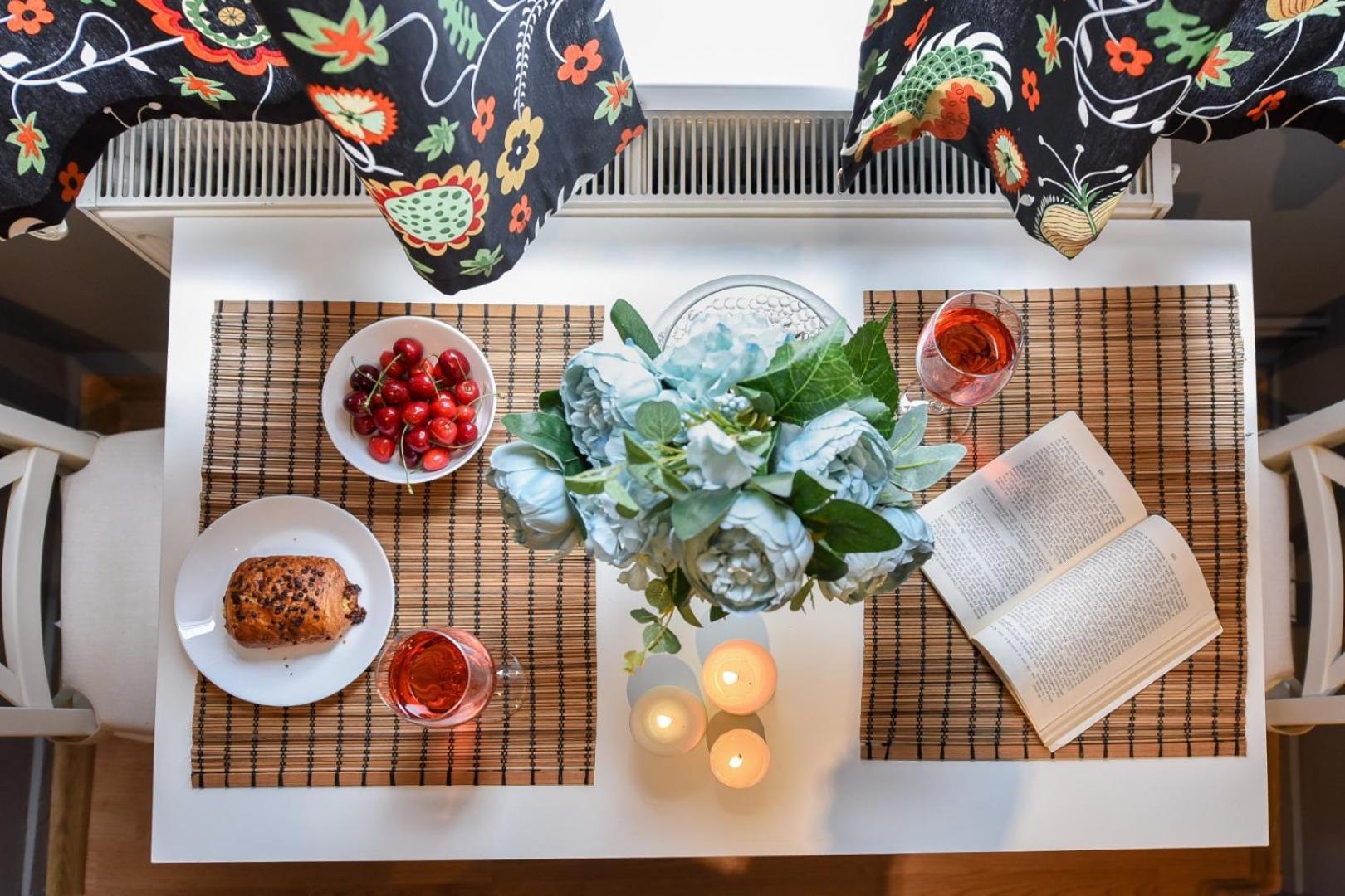 Downtown Oasis: Central Apartments With Cozy Charm Bukurešť Pokoj fotografie